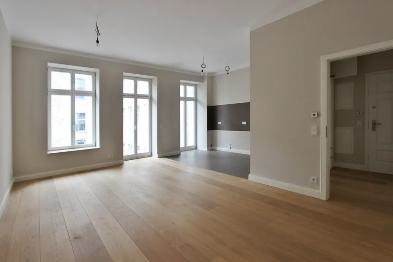 Hochwertig sanierte Altbauwohnung mit Balkon in Toplage Mitte — photo 1